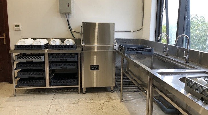 Máy rửa chén công nghiệp – Tiết kiệm và hiệu quả