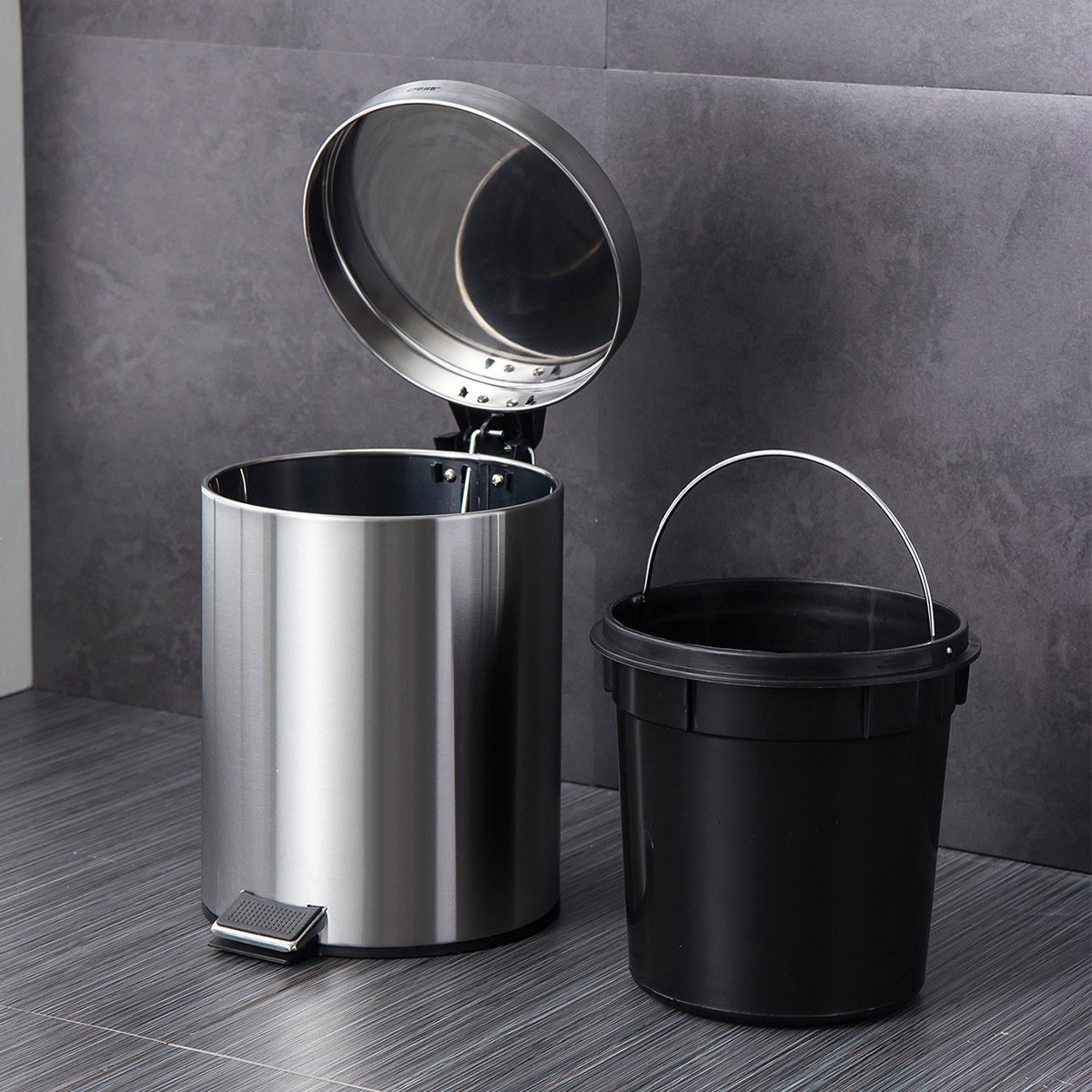 Thùng rác inox nắp đạp cho khách sạn, nhà hàng cao cấp