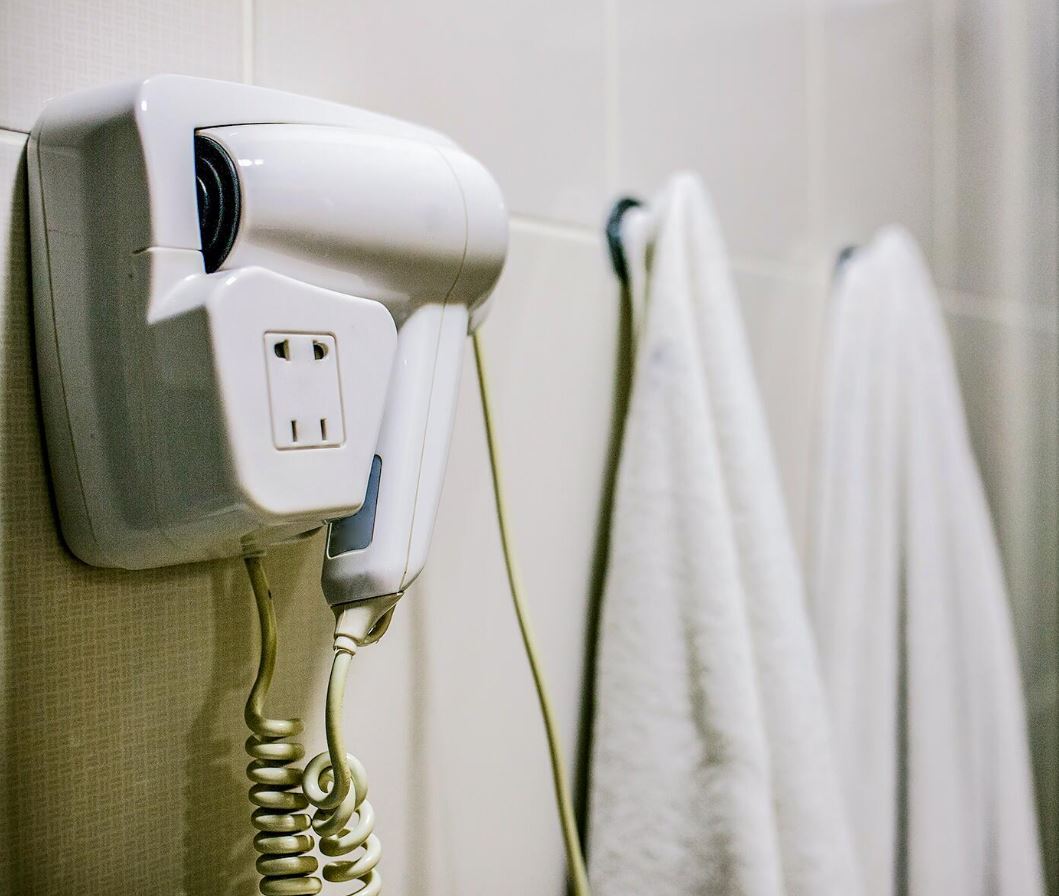 Máy sấy tóc khách sạn và xu hướng nâng cấp trải nghiệm lưu trú hiện đại